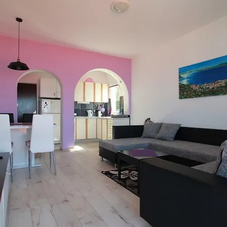Nede Apartment Brist